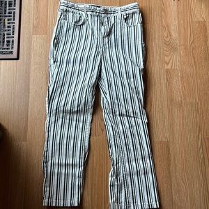 Super cute cropped BDG Black and White Pants Size 28